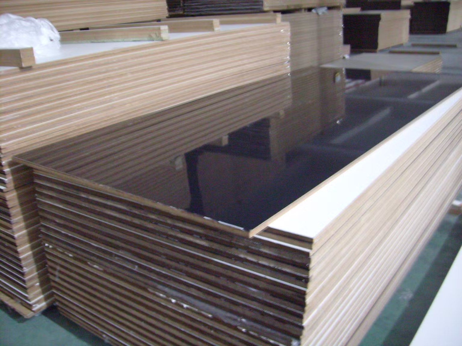 دستیابی به یک پایان مشکی براق و بی نقص در MDF